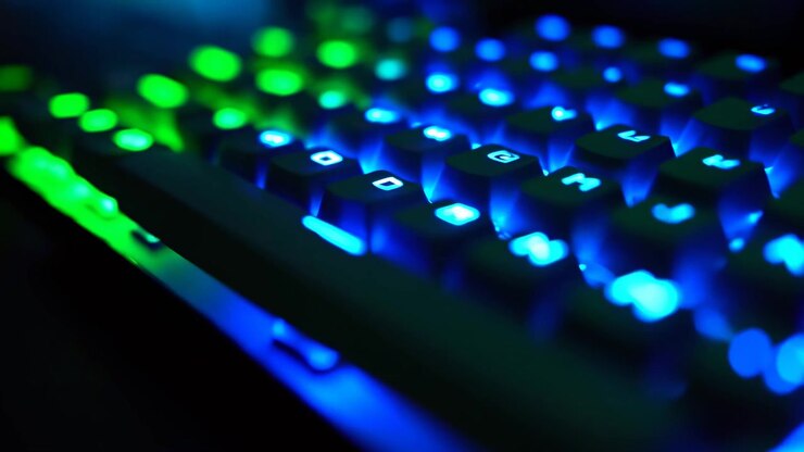 Primo piano di una tastiera meccanica da gaming con vivace illuminazione RGB