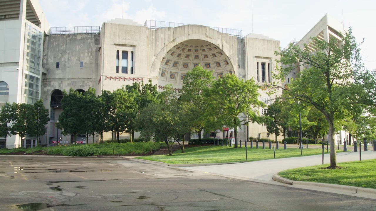 Ohio Stadium nel campus dell'Ohio State University a Columbus, Ohio, con video grandangolare in inclinazione verso l'alto