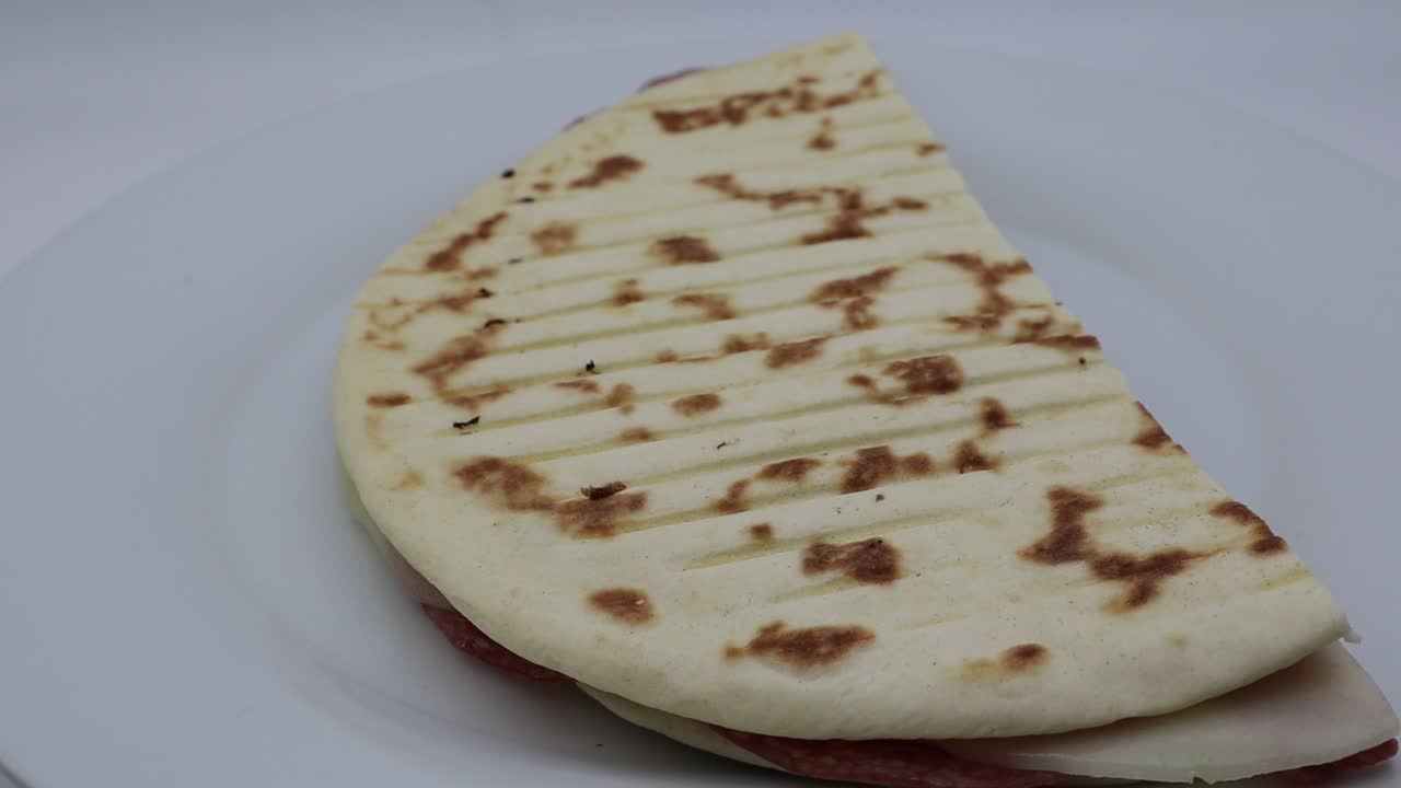 una rebanada de piadina romagnola italiana