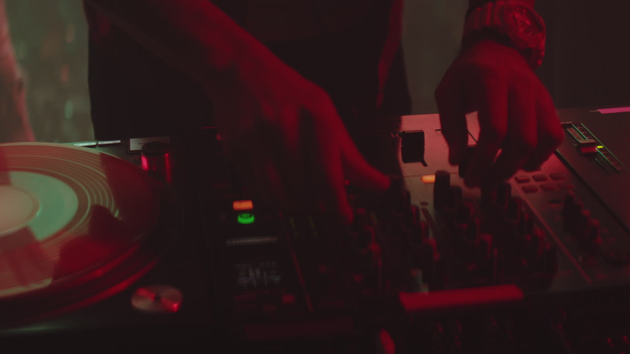 dj en un club nocturno