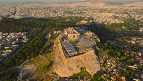 la espalda de la muñeca revela una toma aérea de la acrópolis de atenas al amanecer