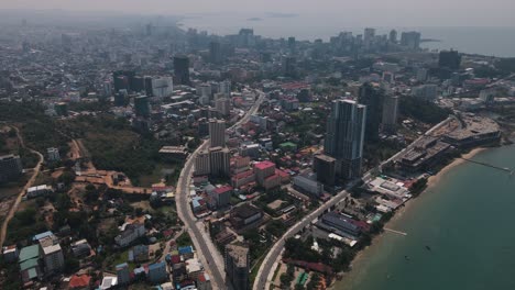 Altos-Y-Modernos-Hoteles-Y-Apartamentos-En-La-Ciudad-Portuaria-De-Sihanoukville-Entre-Los-Barrios-Menos-Desarrollados-De-Camboya-Con-Largas-Y-Sinuosas-Carreteras