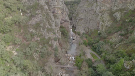 Toma-Aérea-Del-Valle-De-Rocas-En-El-Casal-De-São-Simão---Un-Paisaje-único-En-Las-Montañas