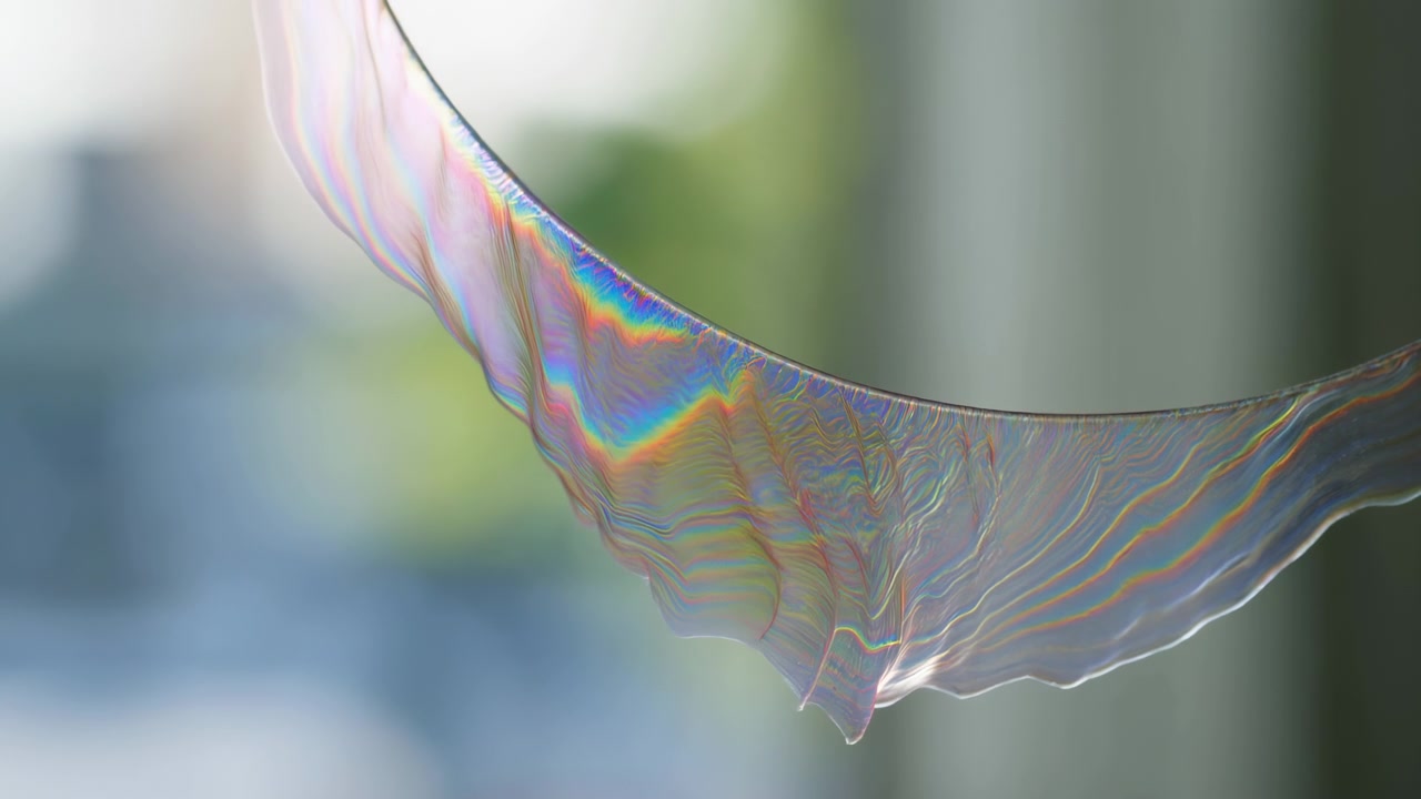 Bolle di sapone serene che fluttuano e cambiano colore in un ambiente interno con uno sfondo sfocato, catturate in primo piano, esposizioni di prodotti commerciali, che mettono in risalto la pulizia e l'attrattiva visiva.