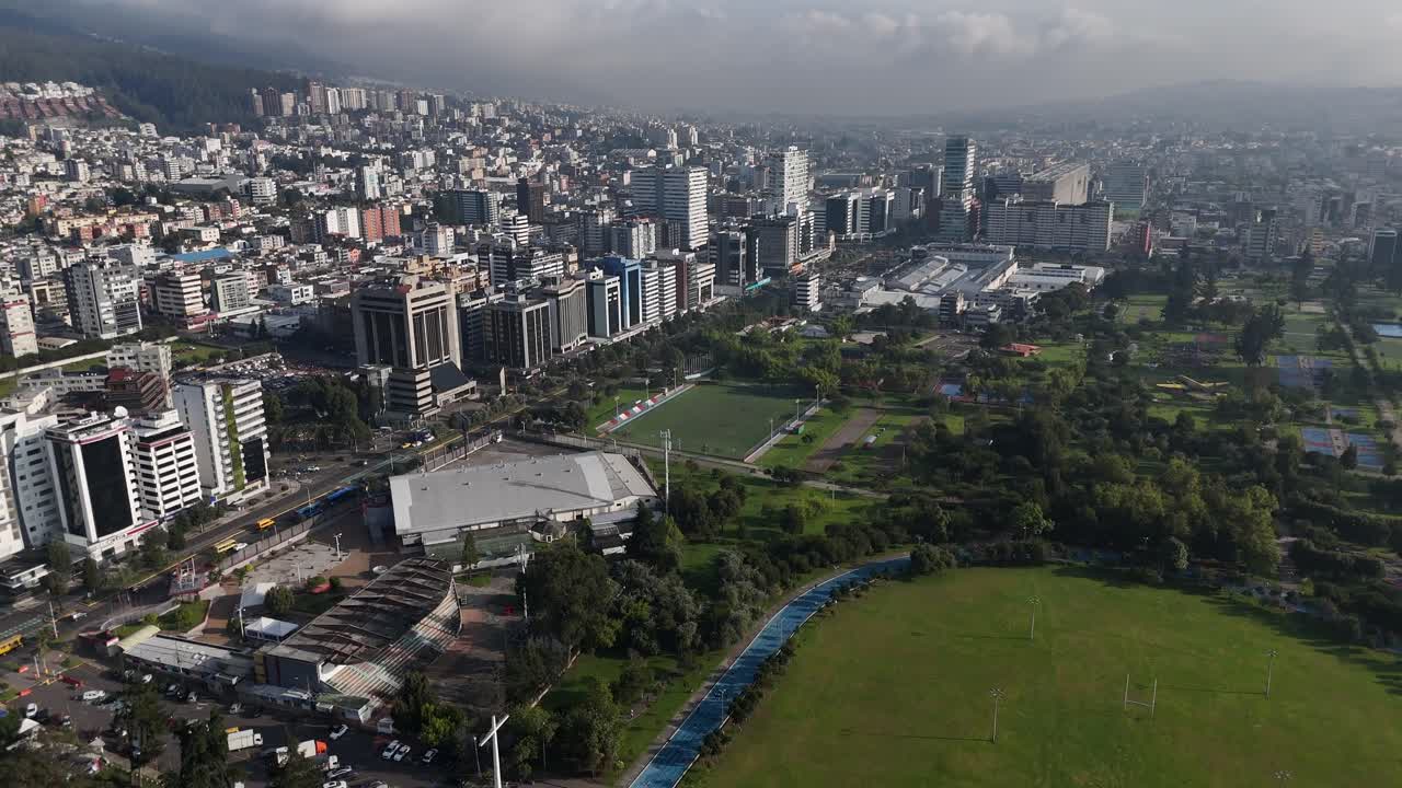 drone video vista aérea imágenes de quito amanecer temprano ciudad capital de ecuador la carolina parque tráfico catedral metropolitana de quito horizonte sudamericano
