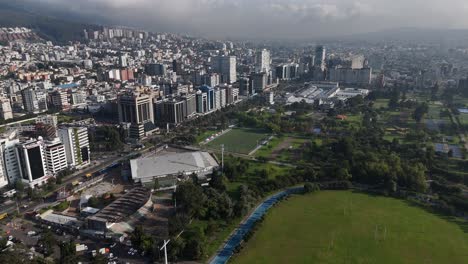 Luftbild-Drohnen-Videoaufnahmen-Von-Qutio,-Sonnenaufgang-Am-Frühen-Morgen,-Hauptstadt-Von-Ecuador,-La-Carolina,-Park,-Verkehr,-Catedral-Metropolitana-De-Quito,-Südamerikanische-Skyline