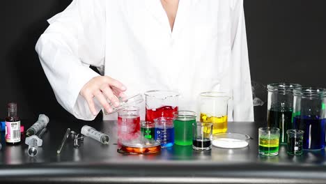 experimento científico con líquidos de colores