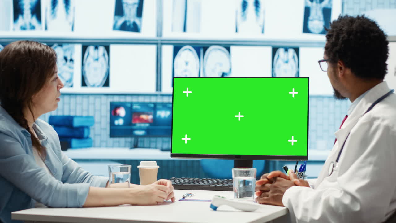 아프리카계 미국인 의료 전문가가 환자와 함께 복사 공간 화면을 보고 있습니다.