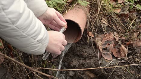 Recolección-De-Muestra-De-Agua-De-Tubería-De-Drenaje-Con-Tubo-De-Ensayo