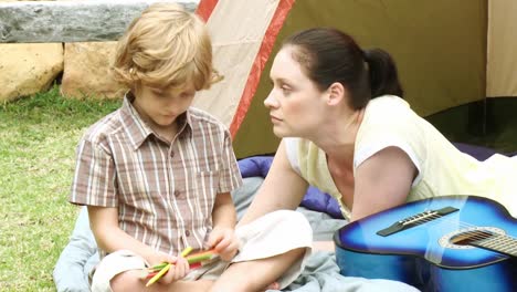 madre con su hijo