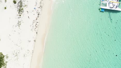 Prístina-Playa-De-Arena-Blanca-En-La-Isla-Tropical-De-Cayo-Icacos,-Vista-Aérea-De-Pájaro