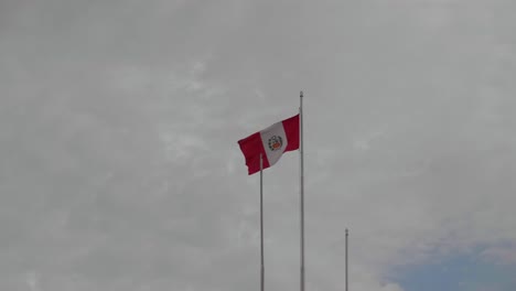 la bandera de perú soplando en el viento