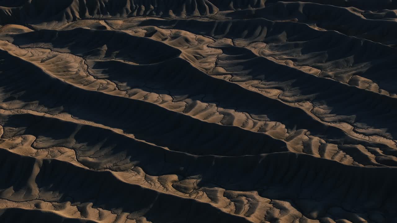 formaciones de piedra arcillosa de rocas afiladas onduladas crestas en el cañón de factory butte en estados unidos