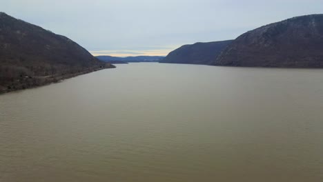 Luftaufnahmen-Des-New-Yorker-Hudson-River-Im-Frühen-Winter-Mit-Sehr-Leichtem-Schnee,-Der-Die-Berggipfel-Bedeckt