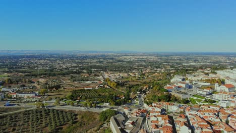 Drohnenschuss,-Der-Vorwärts-über-Die-Aussicht-Auf-Die-Flachen-Felder-In-Portugal-Fliegt