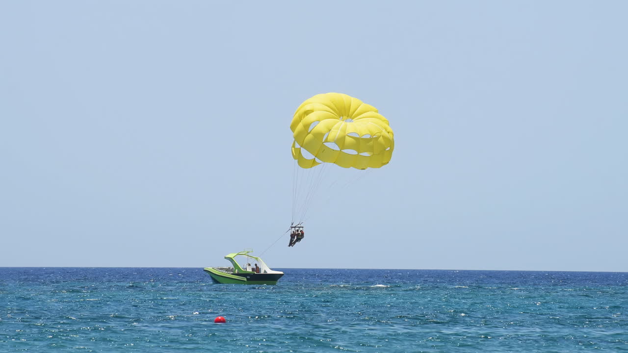 parasailing sobre el océano