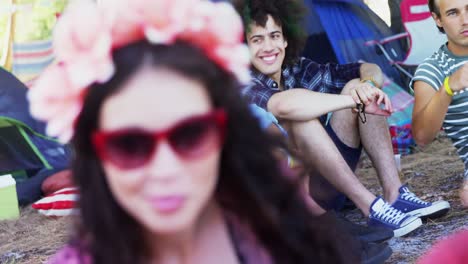 amigos interactuando entre sí en el festival de música 4k