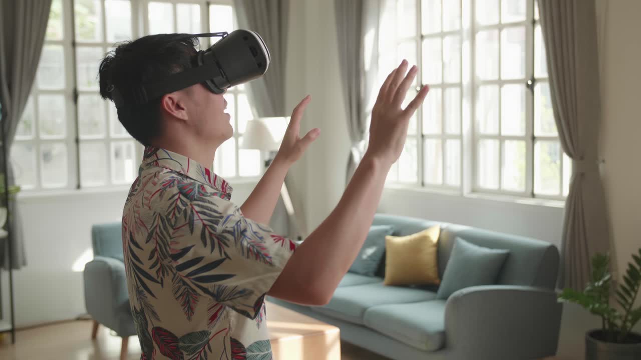 hombre experimentando la realidad virtual en casa