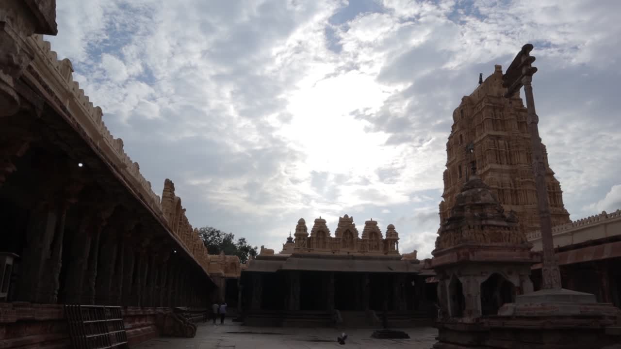 toma panorámica de una vista interior o sanctum sanctorum de un templo virupaksha en hampi