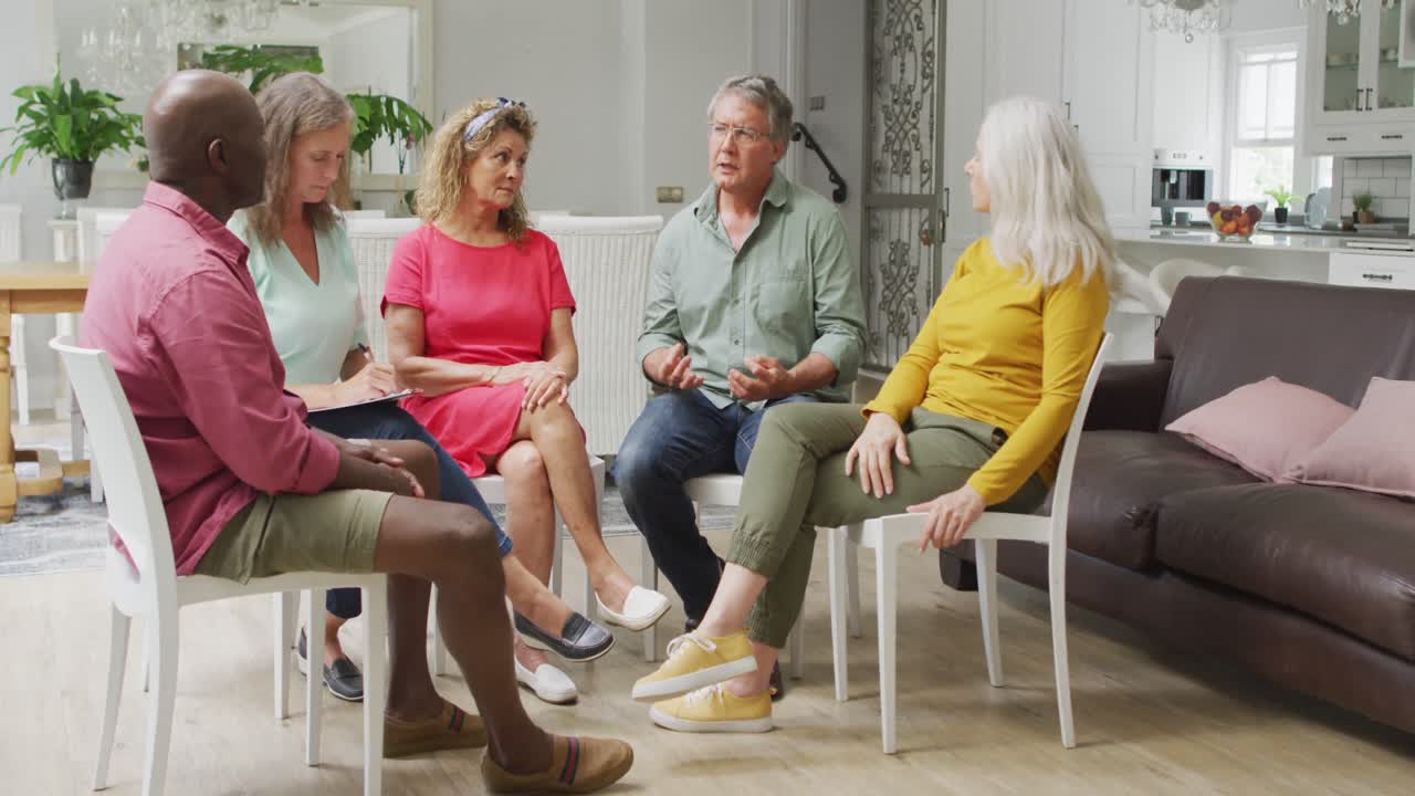 Animation af mangfoldige ældre (kvinder og mænd), der mødes i en støttegruppe.