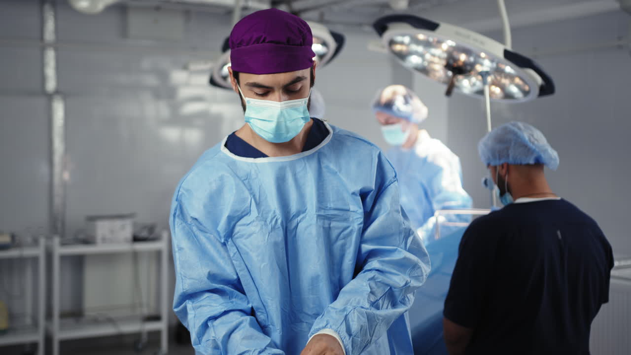 cirujano preparándose para la cirugía