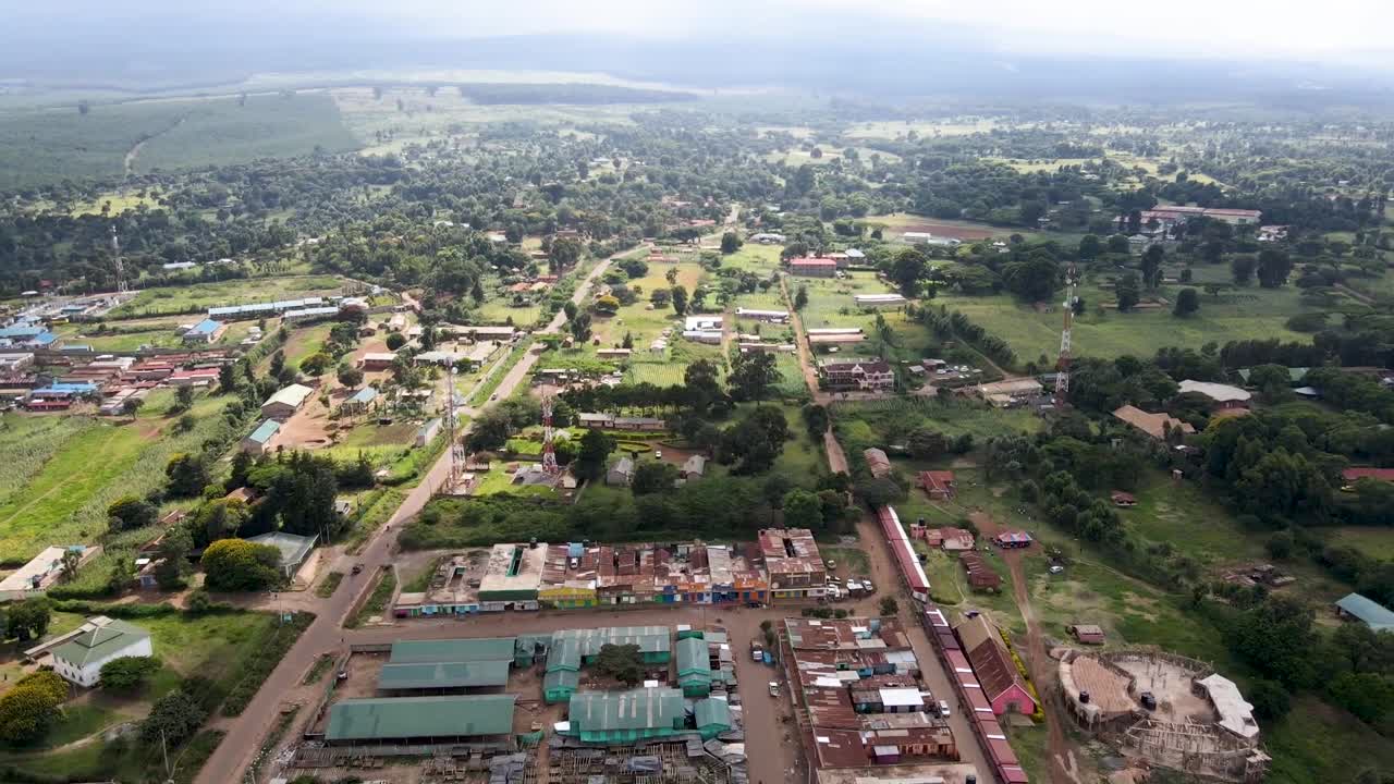 Loitokitok, Kenya, marts 2021: Droneudsigt over den lille by Loitokitok i Kenya. Et afrikansk bybillede fra drone.