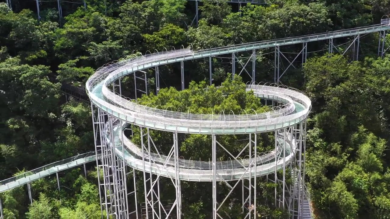 Ripresa ravvicinata con drone del più lungo scivolo acquatico in vetro nel villaggio di Lujia, provincia dello Zhejiang, Cina.