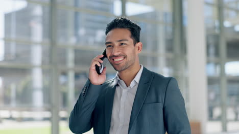 Hombre-De-Negocios,-Llamada-Telefónica-Y-Sonrisa-En-El-Pasillo