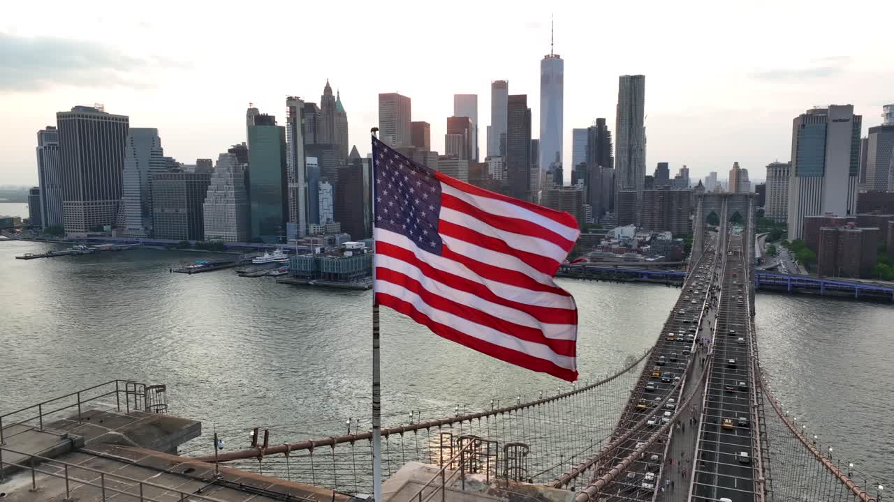 Bandiera americana e tramonto con lo skyline di Lower Manhattan