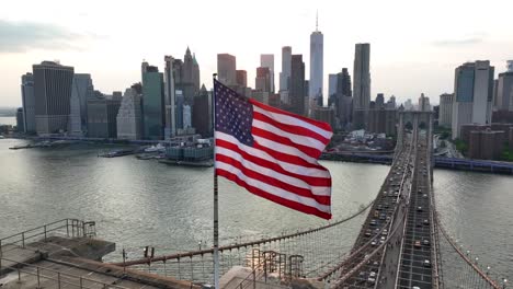 Bandera-Estadounidense-Y-Puesta-De-Sol-Con-El-Horizonte-Inferior-De-Manhattan