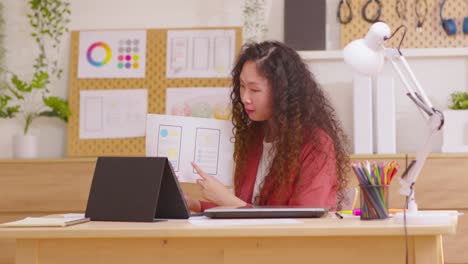 mujer de negocios asiática hablando sobre el informe de ventas en videoconferencia. mostrando gráficos de diagramas usando tableta reunión en línea en llamada de video. trabajando desde casa, trabajando remotamente y auto-aislación en casa.