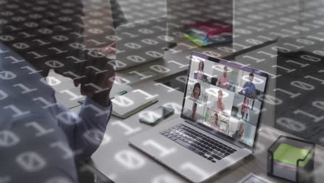 animación de codificación binaria sobre empresario afroamericano haciendo una llamada de video en la computadora portátil