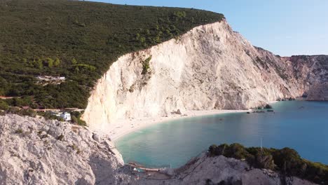 acantilados blancos y playa de porto katsiki en la isla de lefkada, grecia - antena