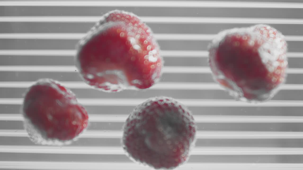 딸기는 물 속에 전시되어 있습니다.