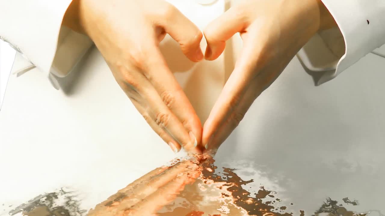 심장 모양 을 보여 주는 여자