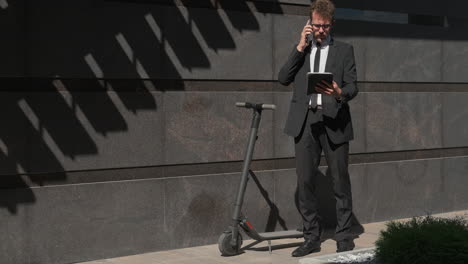 hombre de negocios en scooter eléctrico