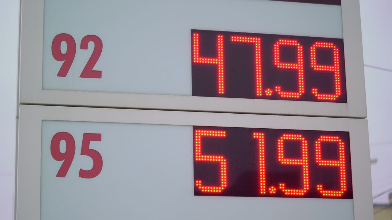 Prezzi del carburante. Prezzi elevati per la benzina 92 e 95. Display LED rossi alla stazione di servizio.