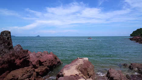 chanthaburi, thailand-7의 바다 해변이있는 분홍색 해안