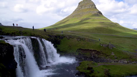 Kirkjufell-Berglandschaft-Im-Isländischen-Sommer.