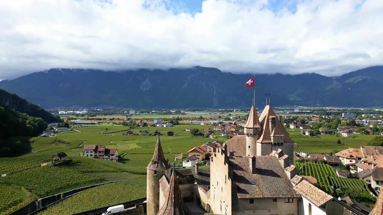 スイスアルプスの城の空撮