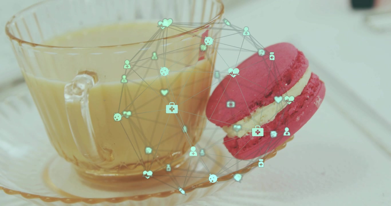 A partire dal terzo fotogramma, una rete verde si forma attorno a una tazza di caffè e un macaron, visualizzando il flusso di dati.