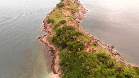 Disparo-De-Un-Dron-Cenital-Moviéndose-Lentamente-Hacia-La-Punta-De-La-Península-En-El-Cabo-Laem-Phromthep-Ubicado-En-Phuket,-Tailandia