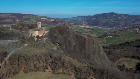 Luftaufnahmen-Von-Pietra-Perduca,-Vulkangestein,-Kirche-Auf-Einem-Stein-Inmitten-Ländlicher-Landschaft,-Kulturland-Im-Val-Trebbia-Bobbio,-Emilia-Romagna,-Italien