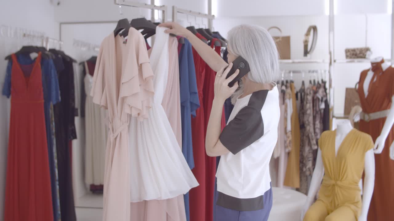 휴대 전화로 이야기하는 여성 상점 고객