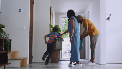 Padres-E-Hijos-Abriendo-La-Puerta-De-Entrada-Y-Saliendo-Juntos-De-Casa