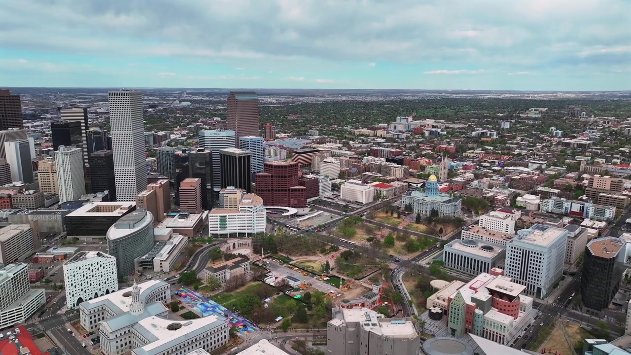 Công viên McNichols Civic Center, Đồi Capitol, Công viên Liberty, các tòa nhà văn phòng chọc trời ở Downtown Lodo, thành phố Denver, Colorado. Cảnh quay drone trên không các tòa nhà Capitol, toàn cảnh thành phố vào mùa xuân với bầu trời xanh nhiều mây, ô tô, lia máy lên trên.