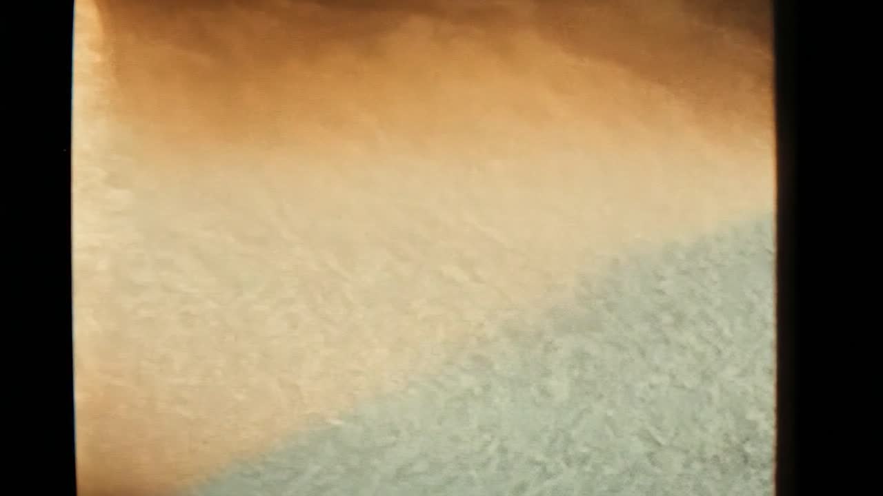 파스텔색 구름들이 멀리 떨어진 행성의 표면을 떠다니며 다른 세상의 분위기를 만니다.