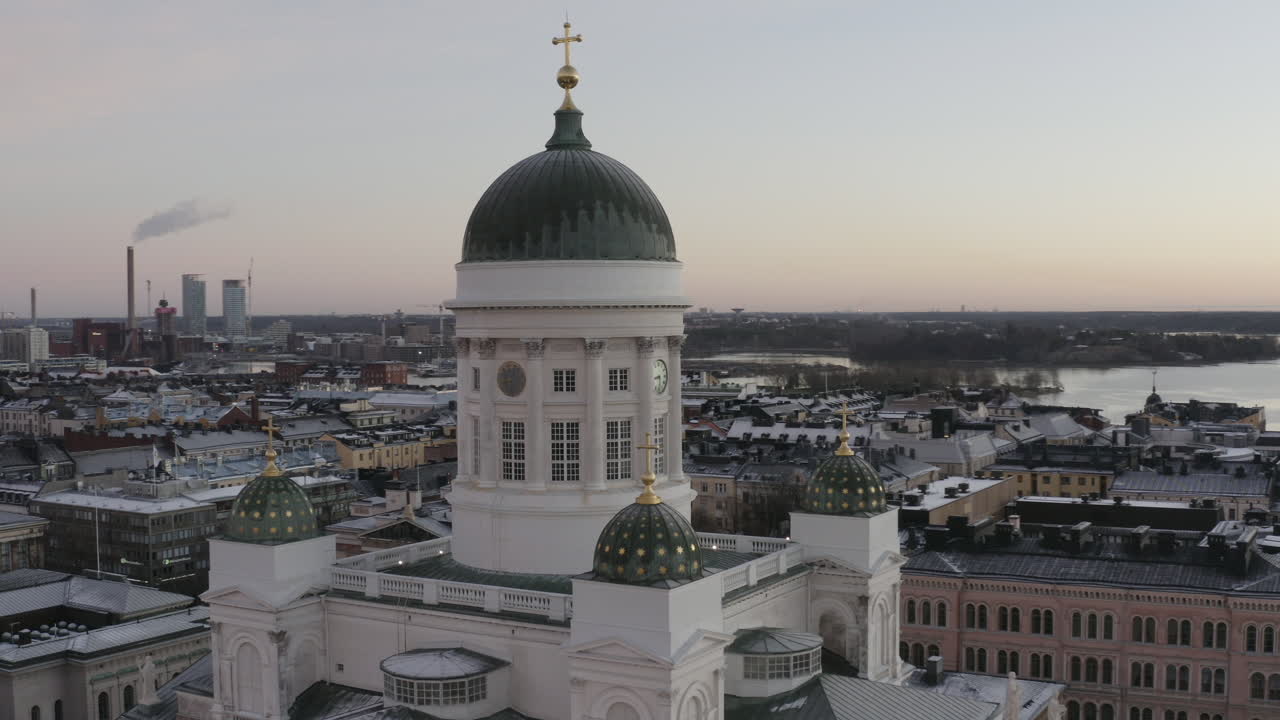 drone de vista aérea girando alrededor de la catedral de helsinki