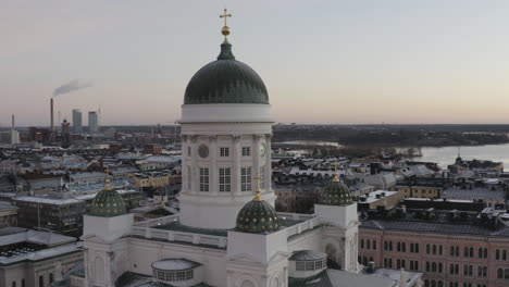 Drone-De-Vista-Aérea-Girando-Alrededor-De-La-Catedral-De-Helsinki