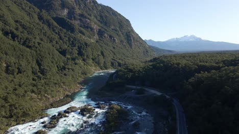 rápidos espumosos de saltos del petrohue a lo largo de un valle boscoso cerca de puerto varas, los lagos, chile